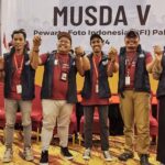 Dari kiri ke kanan: Muhammad Rifky, Wahono, Moh Taufam, Mugni, Joshua Marunduh, Nur Soima Ulfa salng bergendengan tangan sebelum pemilihan ketua dan sekretaris PFI Palu periode 2024-2027 dalam Musda V PFI Palu di Hotel Best Western Palu, Sabtu (20/7/2024). (Foto: bmz)