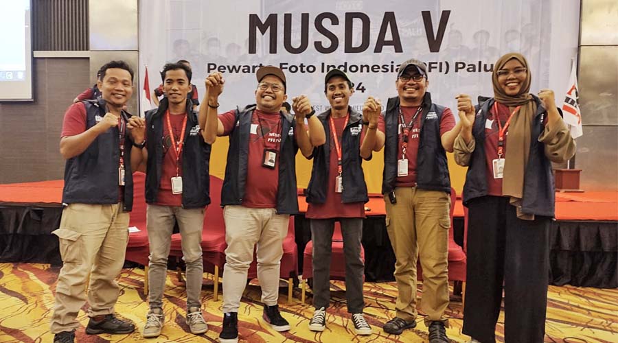 Dari kiri ke kanan: Muhammad Rifky, Wahono, Moh Taufam, Mugni, Joshua Marunduh, Nur Soima Ulfa salng bergendengan tangan sebelum pemilihan ketua dan sekretaris PFI Palu periode 2024-2027 dalam Musda V PFI Palu di Hotel Best Western Palu, Sabtu (20/7/2024). (Foto: bmz)