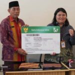 Sekkot Palu, Irmayanti (kanan) bersama Kepala BPJS Kesehatan Palu (kedua kanan) dan Ketua BAZNAS Koa Palu (kedua kiri) usai penandatanganan PKS di Palu, Selasa (16/7/2024). (Foto: Prokopim Setda Kota Palu/Iwan)