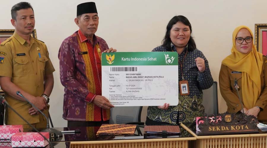 Sekkot Palu, Irmayanti (kanan) bersama Kepala BPJS Kesehatan Palu (kedua kanan) dan Ketua BAZNAS Koa Palu (kedua kiri) usai penandatanganan PKS di Palu, Selasa (16/7/2024). (Foto: Prokopim Setda Kota Palu/Iwan)