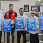 Sekkot Palu, Irmayanti Pettalolo (ketiga kanan) bersama pengurus DPC Hiswana Migas VII Sulteng menunjukkan poster subsidi tepat Pertalite saat audiensi di Palu, Rabu (24/7/2024). (Foto: Prokopim Setda Kota Palu/Jufri)