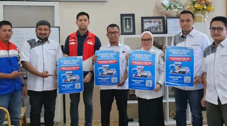 Sekkot Palu, Irmayanti Pettalolo (ketiga kanan) bersama pengurus DPC Hiswana Migas VII Sulteng menunjukkan poster subsidi tepat Pertalite saat audiensi di Palu, Rabu (24/7/2024). (Foto: Prokopim Setda Kota Palu/Jufri)