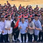 Wali Kota Palu, Hadaianto Rasyid (tengah depan) berfoto bersama para atlet usai melepas kontingen Popda Kota Palu di Halama kantor Wali Kota Palu, Jumat (26/7/2024). (Foto: Prokopim Setda Kota Palu/Jufri)