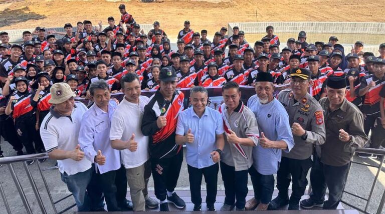 Wali Kota Palu, Hadaianto Rasyid (tengah depan) berfoto bersama para atlet usai melepas kontingen Popda Kota Palu di Halama kantor Wali Kota Palu, Jumat (26/7/2024). (Foto: Prokopim Setda Kota Palu/Jufri)