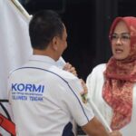 Ketua Umum terpilih ASIAFI Sulteng, Diah Puspita (kanan) menerima bendera organisasi saat pelantikan secara virtual di Ruang Rapat Bantaya Kantor Wali Kota Palu, Senin (15/7/2024). (Foto: Prokopim Setda Kota Palu/Imron)