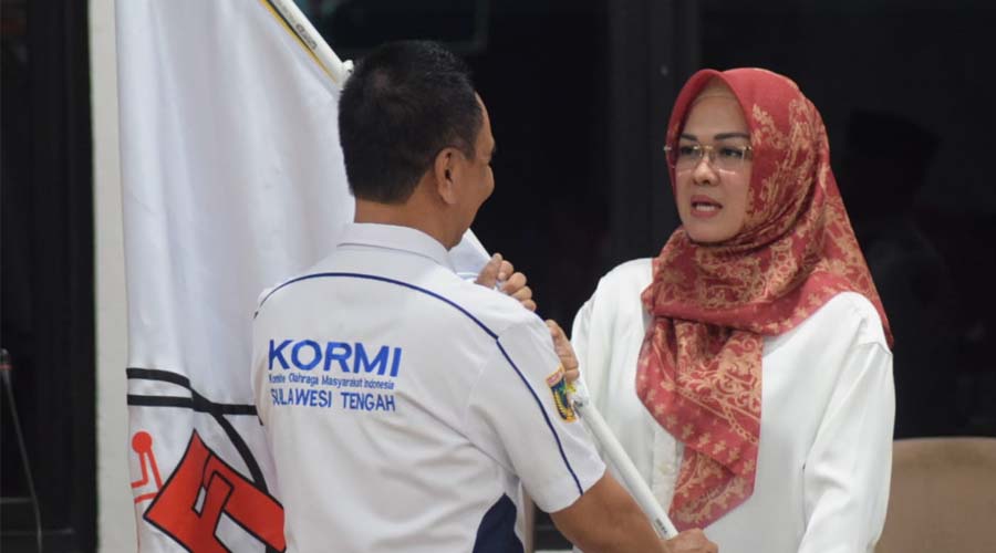 Ketua Umum terpilih ASIAFI Sulteng, Diah Puspita (kanan) menerima bendera organisasi saat pelantikan secara virtual di Ruang Rapat Bantaya Kantor Wali Kota Palu, Senin (15/7/2024). (Foto: Prokopim Setda Kota Palu/Imron)