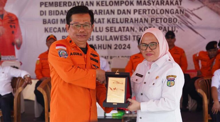 Direktur Bina Potensi kantor Pencarian dan Pertolongan, Agus Haryono (kiri) menyerahkan plakat kepada Sekkto Palu, Irmayanti (kanan) pada penutupan program pemberdayaan masyarakat bidang pencaraian dan pertolongan di Huntap Petobo, Palu, Rabu (31/7/2024). (Foto: Prokopim Setda Kota Palu/Jufri)