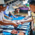 Wali Kota Palu, Hadianto Rasyid (kanan) membeli ikan saat mengunjungi pedagang ikan di Pasar Masomba, Palu, Senin (22/7/2024). (Foto: Prokopim Setda Kota Palu/Jufri)