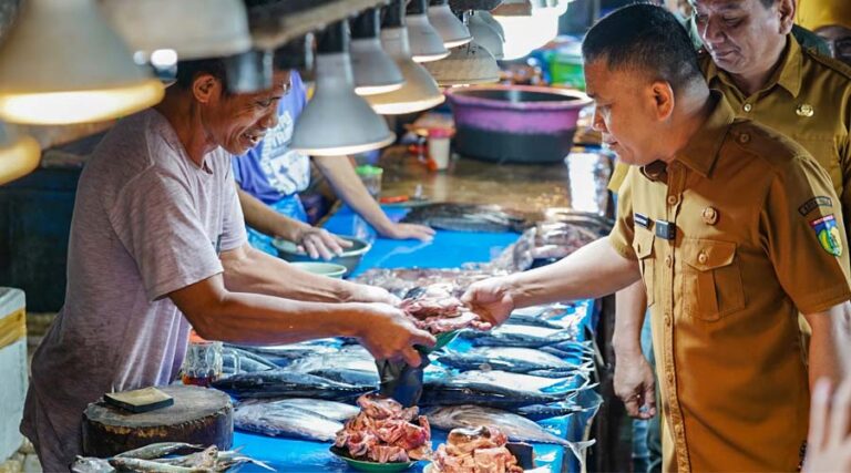 Wali Kota Palu, Hadianto Rasyid (kanan) membeli ikan saat mengunjungi pedagang ikan di Pasar Masomba, Palu, Senin (22/7/2024). (Foto: Prokopim Setda Kota Palu/Jufri)