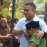Wali Kota Palu, Hadianto Rasyid disalami seorang anak saat mengunjungi penginapa kafilah MTQ XXX di Palu, Jumat (26/7/2024). (Foto: Prokopim Setda Kota Palu/Imron)