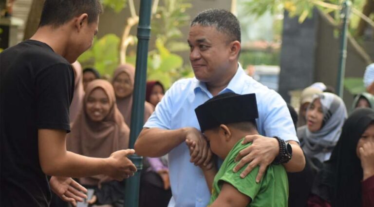 Wali Kota Palu, Hadianto Rasyid disalami seorang anak saat mengunjungi penginapa kafilah MTQ XXX di Palu, Jumat (26/7/2024). (Foto: Prokopim Setda Kota Palu/Imron)