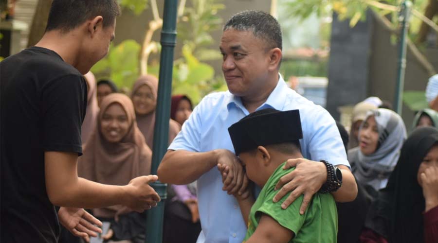 Wali Kota Palu, Hadianto Rasyid disalami seorang anak saat mengunjungi penginapa kafilah MTQ XXX di Palu, Jumat (26/7/2024). (Foto: Prokopim Setda Kota Palu/Imron)