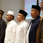 Wali Kota Palu, Hadianto Rasyid (ketiga kanan) pada pelantikan pengurus DDII Kota Palu, di palu, Sabtu (13/7/2024). (Foto: Prokopimda Setda Kota Palu/Jufri)
