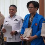 Wali Kota Palu, Hadianto Rasyid (kedua kiri) bersama sejumlah mahasiswa FEB Untad menunjukkan produk daur ulang saat kunjungan silaturahmi di Ruang Kerja Wali Kota Palu, Rabu (3/7/2024). (Foto: Prokopim Setda Kota Palu/Iwan)