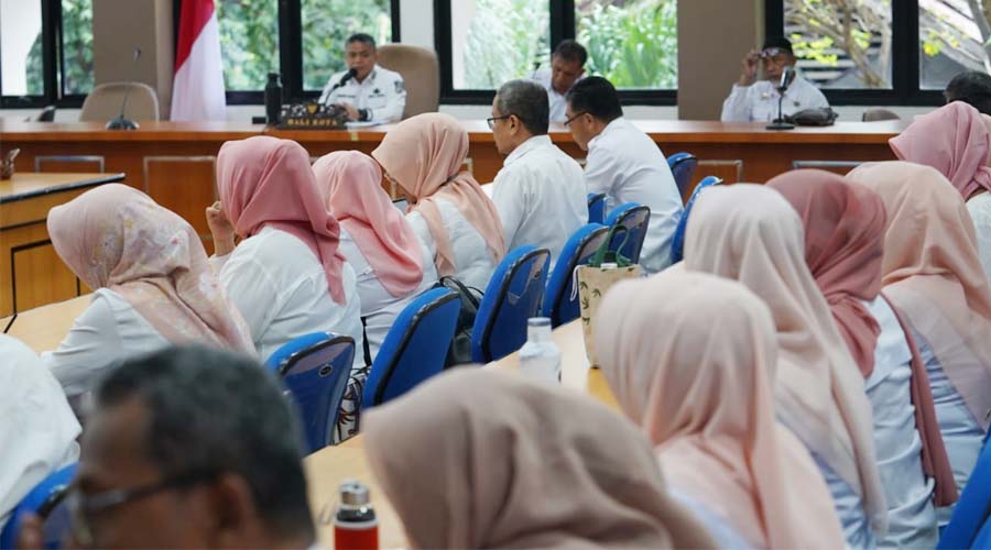 Wali Kota Palu, Hadianto Rasyid (kiri belakang) memimpin Rakor Tim Retribusi dan Pajak daerah di Ruang Rapat bantaya Kantor Wali Kota Palu, Rabu (3/7/2024). (Foto: Prokopim Setda Kota Palu/Iwan)