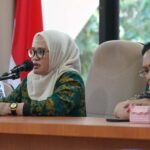 Sekda Kota Palu, Irmayanti (tengah) pada rapat koordinasi penurunan stunting di Ruang Rapat Bantaya, Kamis (18/7/2024). (Foto: Prokopim Steda Kota Palu/Jufri)