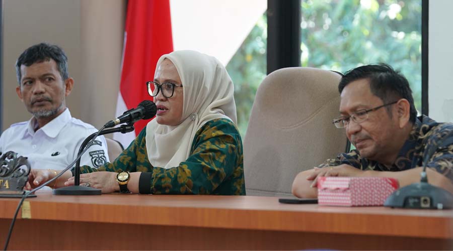 Sekda Kota Palu, Irmayanti (tengah) pada rapat koordinasi penurunan stunting di Ruang Rapat Bantaya, Kamis (18/7/2024). (Foto: Prokopim Steda Kota Palu/Jufri)