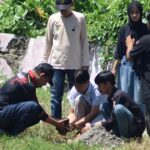 Kadis Pemuda dan Olahraga Kota Palu, AMiruddin (kiri) menanam pohon usai membuka Studi Arsitektur dan Eksplorasi Hima Art Untad di Kelurahan Nunu, Palu, Sabtu (27/7/2024). (Foto: Prokopim Setda Kota Palu/Imron)