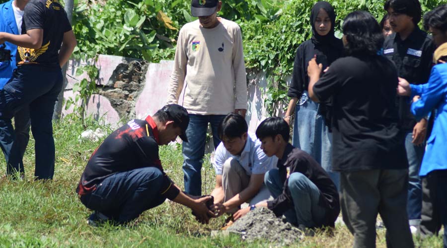 Kadis Pemuda dan Olahraga Kota Palu, AMiruddin (kiri) menanam pohon usai membuka Studi Arsitektur dan Eksplorasi Hima Art Untad di Kelurahan Nunu, Palu, Sabtu (27/7/2024). (Foto: Prokopim Setda Kota Palu/Imron)