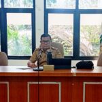 Wali Kota diwakili Kepala Dinas Lingkungan Hidup Kota Palu, Muhammad arif (tengah) membacakan sambutan pada pembukaan seminar penyusunan DKIPLHD di RUang Rapat bantaya Kantor Wali Kota Palu, Seni (29/7/2024). (Foto: Prokopimda Setda Kota Palu/Ferdi)
