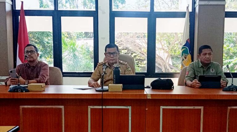 Wali Kota diwakili Kepala Dinas Lingkungan Hidup Kota Palu, Muhammad arif (tengah) membacakan sambutan pada pembukaan seminar penyusunan DKIPLHD di RUang Rapat bantaya Kantor Wali Kota Palu, Seni (29/7/2024). (Foto: Prokopimda Setda Kota Palu/Ferdi)