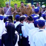 Wali Kota Palu, Hadianto Rasyid (ketiga kirir) memberikan pengarahan kepada para siswa di SMPN 11 Palu, Senin (22/7/2024). (Foto: Prokopim Stda Kota Palu/Jufri)