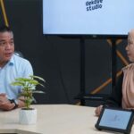 Wali Kota Palu, Hadianto Rasyid (kiri) mengikuti podcast yang digelar di Studio Dekave SMK MUhammadiyah Palu yang baru diresmikannya, Sabtu (20/7/2024). (Foto: Prokopim Setda Kota Palu/Iwan)