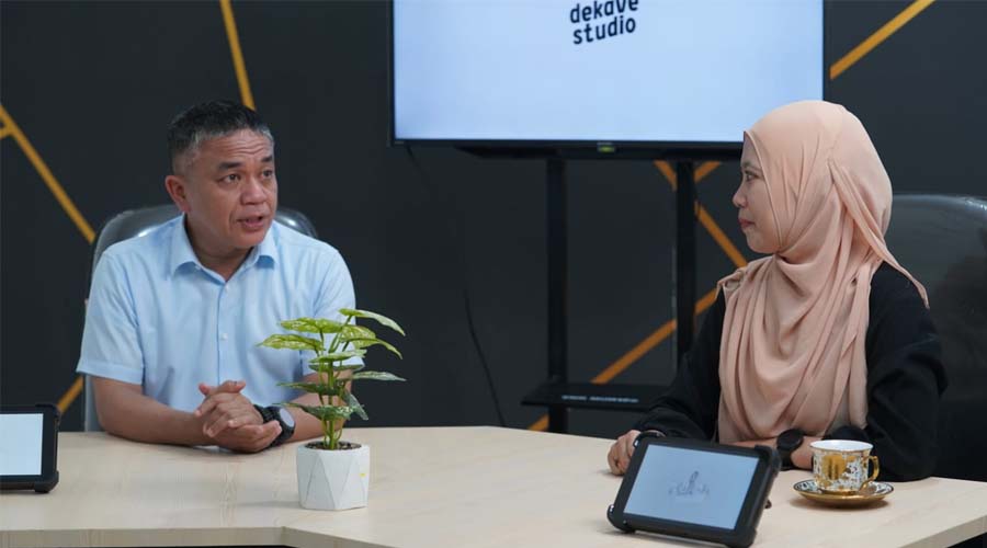 Wali Kota Palu, Hadianto Rasyid (kiri) mengikuti podcast yang digelar di Studio Dekave SMK MUhammadiyah Palu yang baru diresmikannya, Sabtu (20/7/2024). (Foto: Prokopim Setda Kota Palu/Iwan)