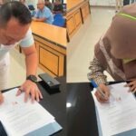 Pelaku usaha tambang meneken berita acara kesepakatan pemenuhan tangunng jawab sosial di Ruang Rapat Bantaya Kantor Wali Kota Palu, Kamis (4/7/2024). (Foto: Prokopim Setda Kota Palu/Jufri)