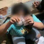Tersangka AM alias M (35) menunjukkan paket sabu saat ditangkap petugas, Jumat (26/7/2024). (Foto: Humas Polda Sulteng)