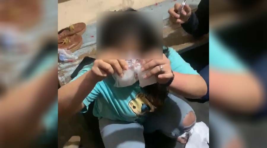 Tersangka AM alias M (35) menunjukkan paket sabu saat ditangkap petugas, Jumat (26/7/2024). (Foto: Humas Polda Sulteng)