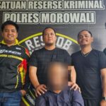 ARS (tengah) terduga penipu yang mengaku polisi di depan personel Opsnal Sat Reskrim Polres Morowali, Selasa (16/7/2024). (Foto: HO-Humas Polres Morowali)