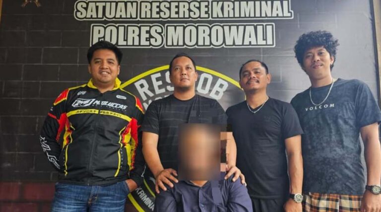 ARS (tengah) terduga penipu yang mengaku polisi di depan personel Opsnal Sat Reskrim Polres Morowali, Selasa (16/7/2024). (Foto: HO-Humas Polres Morowali)