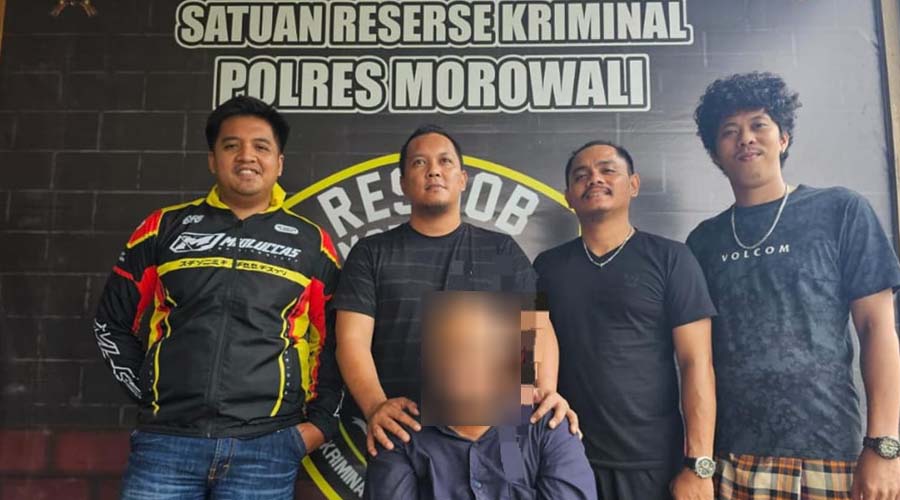 ARS (tengah) terduga penipu yang mengaku polisi di depan personel Opsnal Sat Reskrim Polres Morowali, Selasa (16/7/2024). (Foto: HO-Humas Polres Morowali)