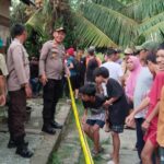 Aparat Polsek Ampana Kota memasang garis polisi di lokasi kejadian dugaan gantung diri di Kelurahan Bailo Baru, Kecamatan Ampana Kota, Kabupaten Tojo Unauna Selasa (16/7/2024) siang. (Foto: HO-Humas Polres Touna)