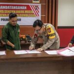 Kapolresta Palu, Kombes Pol Barliansyah (kedua kanan) didampingi PS. Kasubsi PIDM Polresta Palu, Aiptu I Kadek Aruna (kanan) meneken MoU menandai kerjasama dengan media untuk menciptakan suasana yang kondusif pada Pilkada Serentak 2024 di Mapolresta Palu, Selasa (16/7/2024). (Foto: bmz)