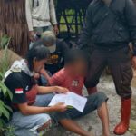 HP (tengah), terduga pelaku pelecehan seksual anak ketika ditangkap di pondok sebuah kebun di Desa Kaliasa, Ulubongka, Tojjo Unauna, Kamis (18/7/2024). (Foto: Humas Polres Tojo Unauna)