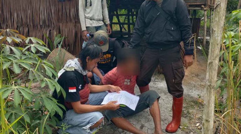 HP (tengah), terduga pelaku pelecehan seksual anak ketika ditangkap di pondok sebuah kebun di Desa Kaliasa, Ulubongka, Tojjo Unauna, Kamis (18/7/2024). (Foto: Humas Polres Tojo Unauna)