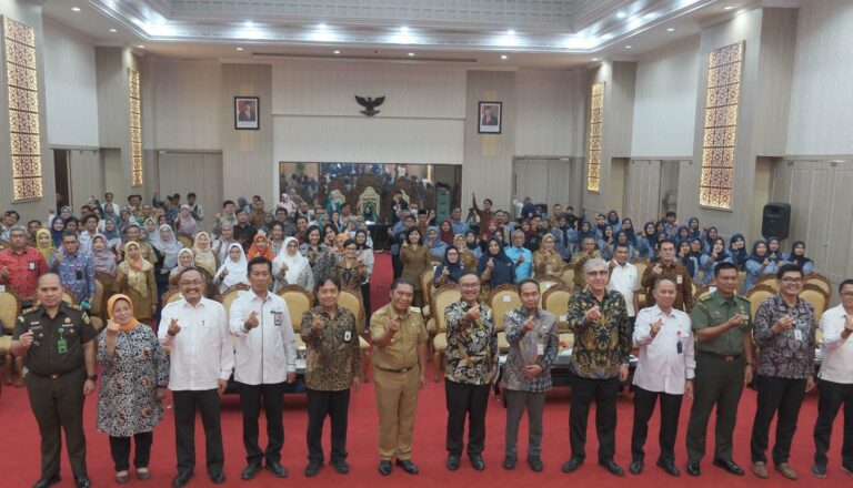 Foto bersama pada perayaan Hari Kependudukan Dunia 2024 oleh UNFPA dan BKKBN di Serang, Banten, Senin (29/7/2024). (Foto: UNFPA/Lucky Putra)