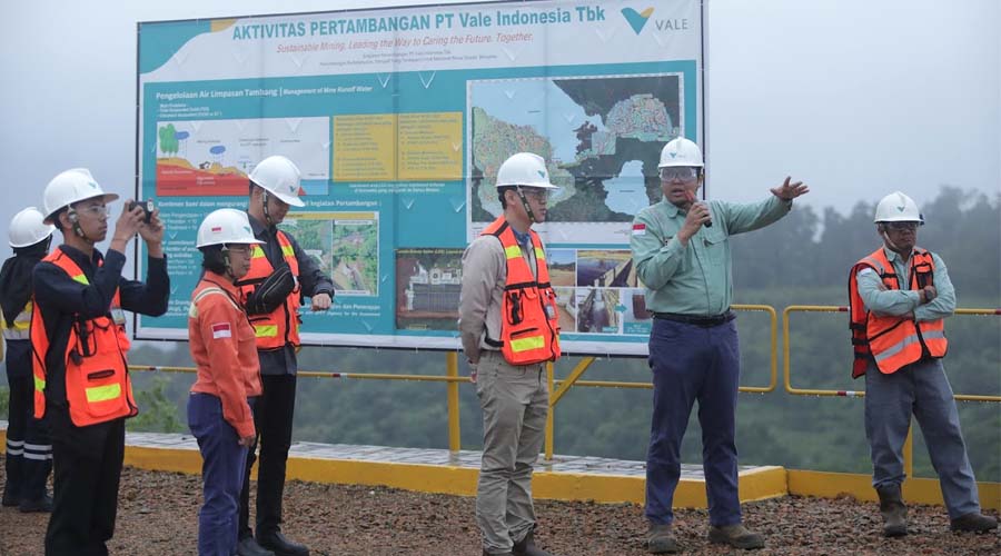 Tim PT Vale Indonesia memberikan penjelasan tentang praktik pertambangan berkelanjutan kepada rombongan BPKM yang melakukan kunjungan ke perusahaan tersebut di Soroako, Luwu Timur, Kamis (6/7/2024). (Foto: PT Vale Indonesia)
