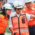 Menlu Retno Marsudi (tengah) didampingi CEO PT Vale Febriany Eddy (kiri) saat berkunjung di PT Vale Indonesia di Sorowako, Luwu Timur, Sabtu (20/7/2024). (Foto: HO-Pt Vale Indonesia)