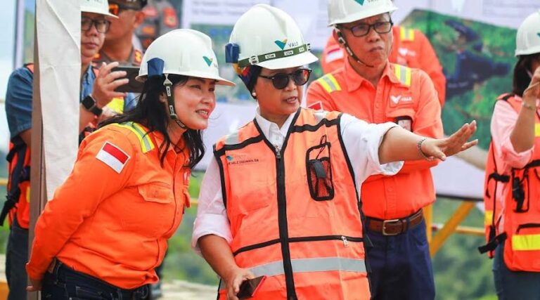 Menlu Retno Marsudi (tengah) didampingi CEO PT Vale Febriany Eddy (kiri) saat berkunjung di PT Vale Indonesia di Sorowako, Luwu Timur, Sabtu (20/7/2024). (Foto: HO-Pt Vale Indonesia)