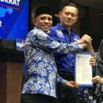 Ketua Umum DPP Partai Demokrat Agus Harimurti Yudhoyono (tengah) menyerahkan surat rekomendasi partai untuk pencalonan Anwar Hafid (kiri) dan Reny A. Lamadjido maju dalam Pemilihan Kepala Daerah 2024 di Provinsi Sulawesi Tengah di Kantor DPP Partai Demokrat, Jakarta, Rabu (10/7/2024). ANTARA/Genta Tenri Mawangi.