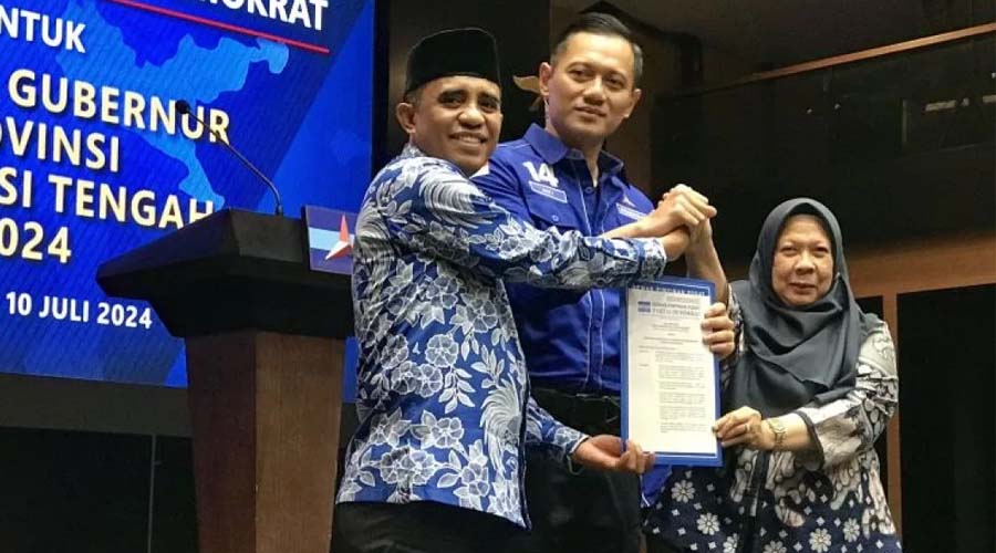 Ketua Umum DPP Partai Demokrat Agus Harimurti Yudhoyono (tengah) menyerahkan surat rekomendasi partai untuk pencalonan Anwar Hafid (kiri) dan Reny A. Lamadjido maju dalam Pemilihan Kepala Daerah 2024 di Provinsi Sulawesi Tengah di Kantor DPP Partai Demokrat, Jakarta, Rabu (10/7/2024). ANTARA/Genta Tenri Mawangi.