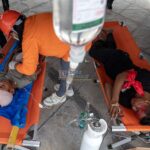 Warga yang telah dilatih melakukan pertolongan pertama pada korban bencana dalam simulasi di Huntap Petobo, Palu, Rabu (31/7/2024). (Foto: bmzIMAGES/basri marzuki)