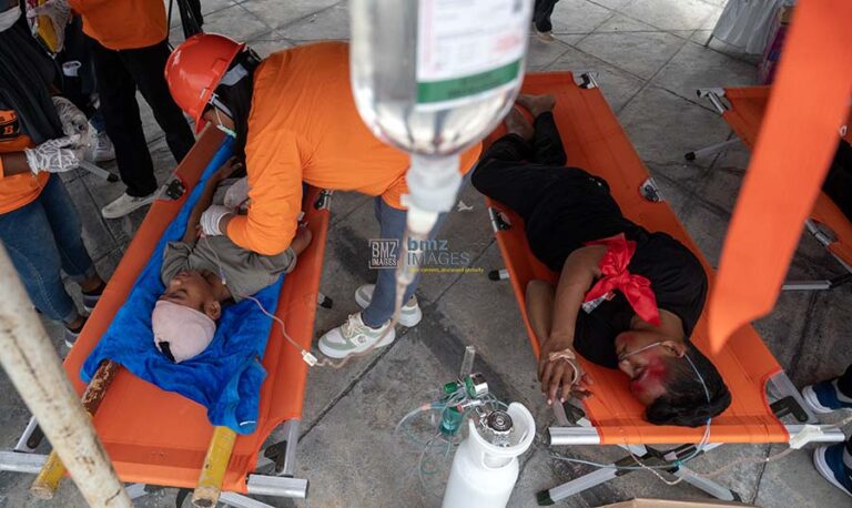 Warga yang telah dilatih melakukan pertolongan pertama pada korban bencana dalam simulasi di Huntap Petobo, Palu, Rabu (31/7/2024). (Foto: bmzIMAGES/basri marzuki)