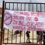 Warga memasang spanduk di jalan menuju smelter PT IHIP di Desa Ambunu, Bungku Barat, Morwali, Sabtu (20/7/2024). (Foto: ist)