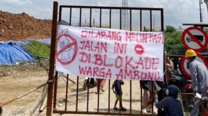 Warga Desa Ambunu Morowali Blokade Jalan ke Smelter PT IHIP