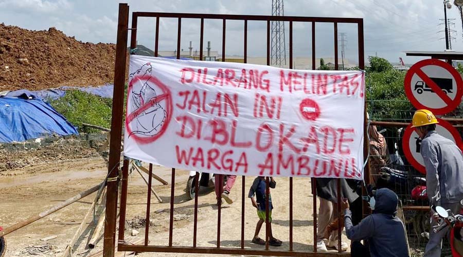Warga memasang spanduk di jalan menuju smelter PT IHIP di Desa Ambunu, Bungku Barat, Morwali, Sabtu (20/7/2024). (Foto: ist)