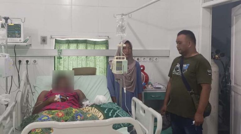 Korban F tak sadarkan diri di RSUD AMpana setelah bom ikan yang dirakitnya sendiri meledak, Kamis (18/7/2024). (Foto: Humas Polres Tojo Unauna)
